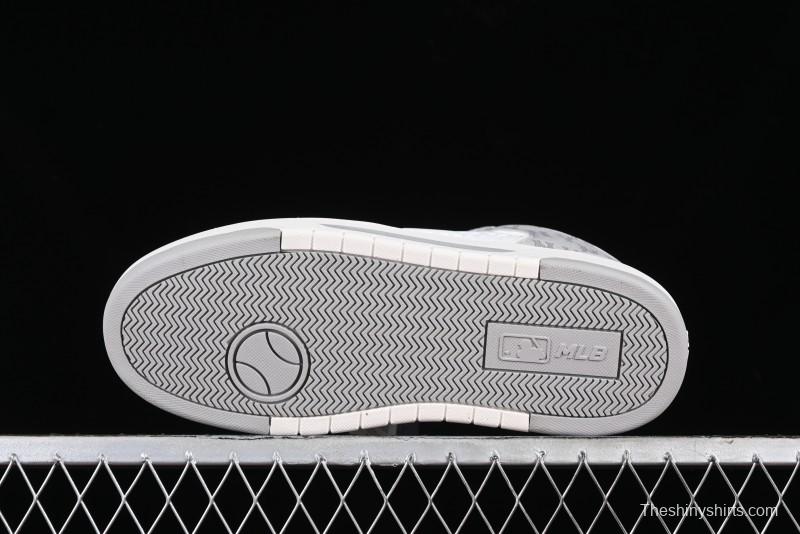 MLB Chunky Liner New York Yankees Sneakers with Lightweight Thick Sole and Hook Loop Closure - 3ASXCMM4N50GRS