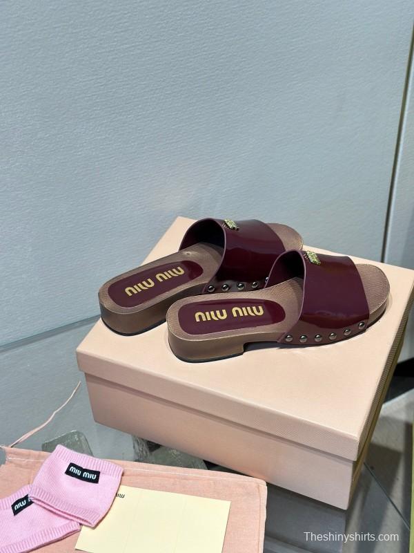 2025 Women Miu Miu Burgundy Patent Leather Slippers KFY00230