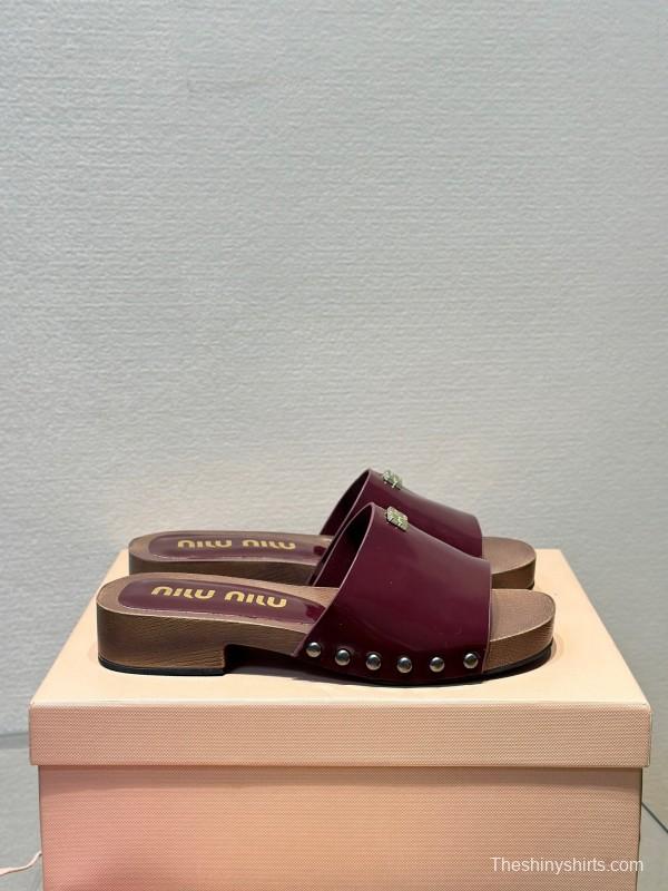 2025 Women Miu Miu Burgundy Patent Leather Slippers KFY00230